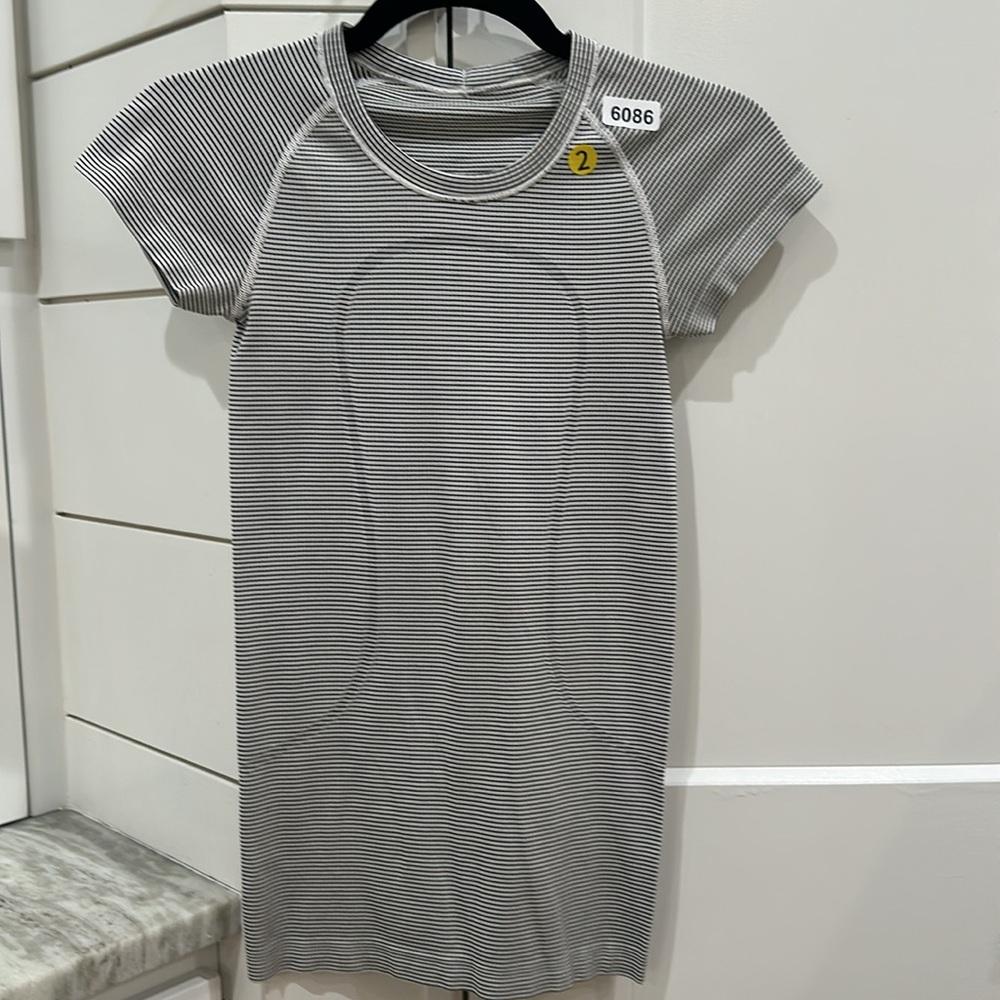 (6086) 🍋 LULULEMON RUN: Swiftly Tech Short Sleeve Crew Sz 2 **LOVED *STRIPE - Picture 6 of 9